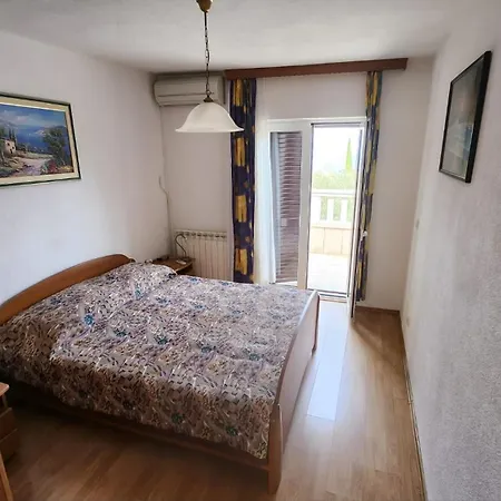 Jela Apartment Splitska