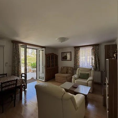 Jela Apartment Splitska